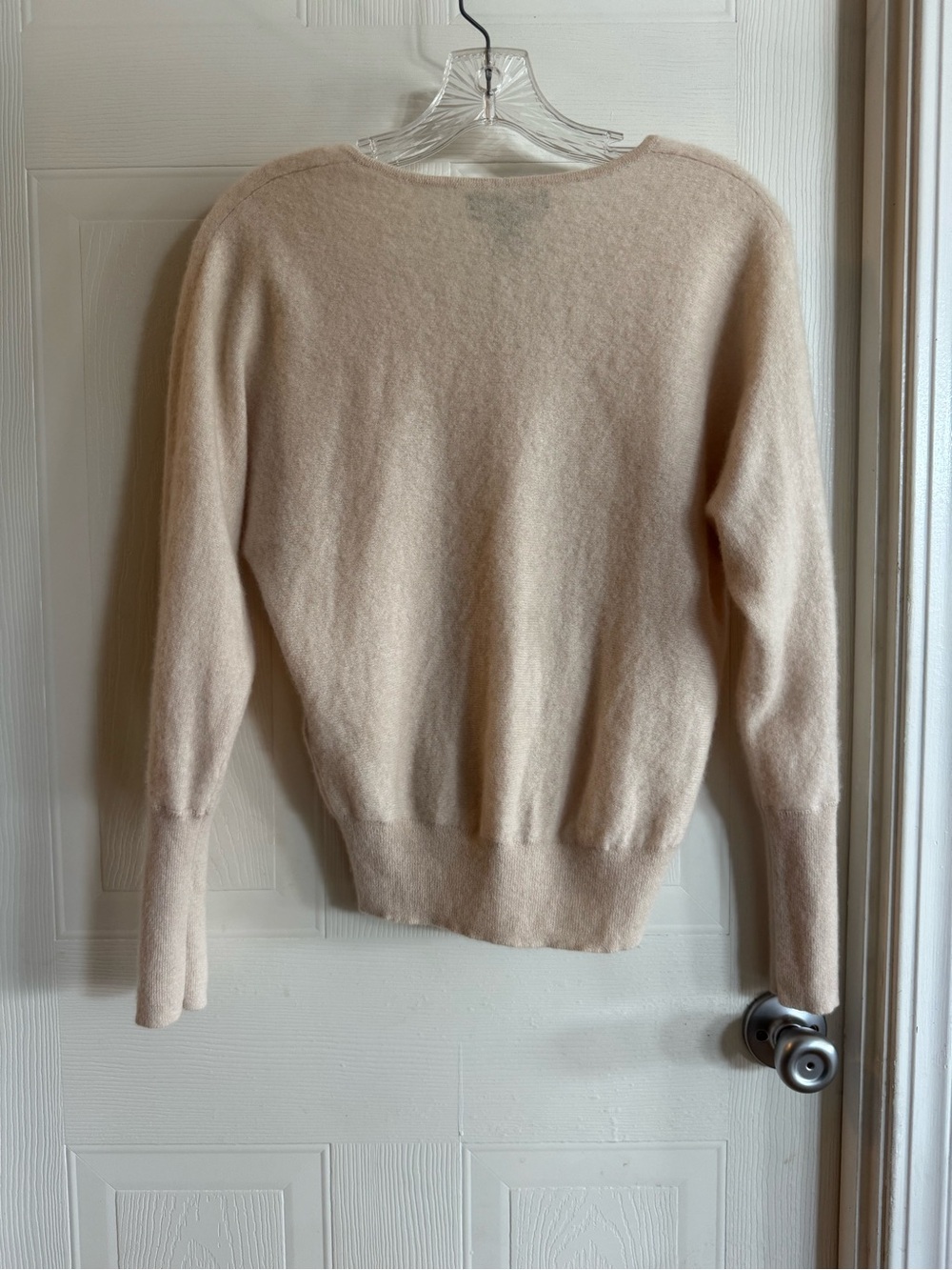 Tahari 100% Cashmere Cream Beige V-Neck Butter Soft Knit Sweater Size M - Picture 2 of 7